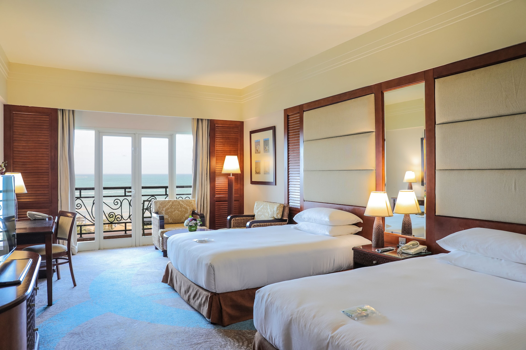 غرفة غراند ديلوكس بسريرين منفصلين بإطلالة على البحر بشرفة، Danat Jebel Dhanna Resort 2/4