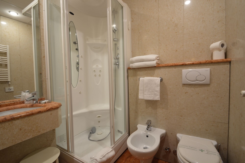 Hotel Montecarlo Roma 25/48