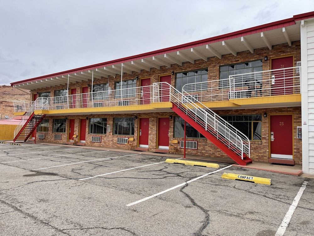 Apache Motel 40/48