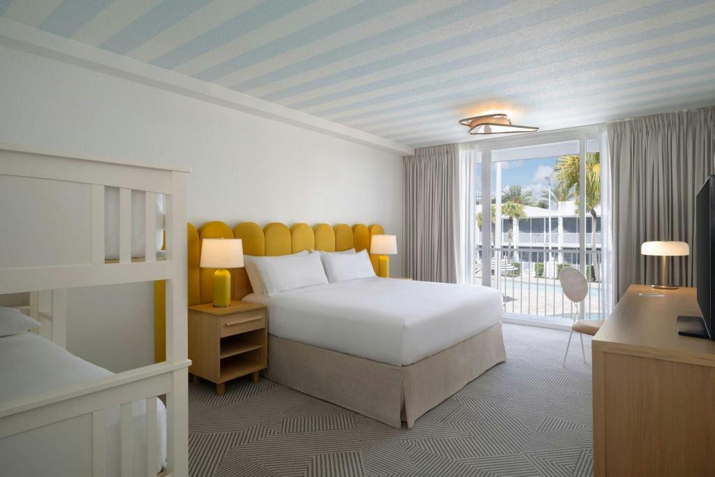 Lanai, Guest Room, Deluxe, King Bed, Bunk Bed, Pool View