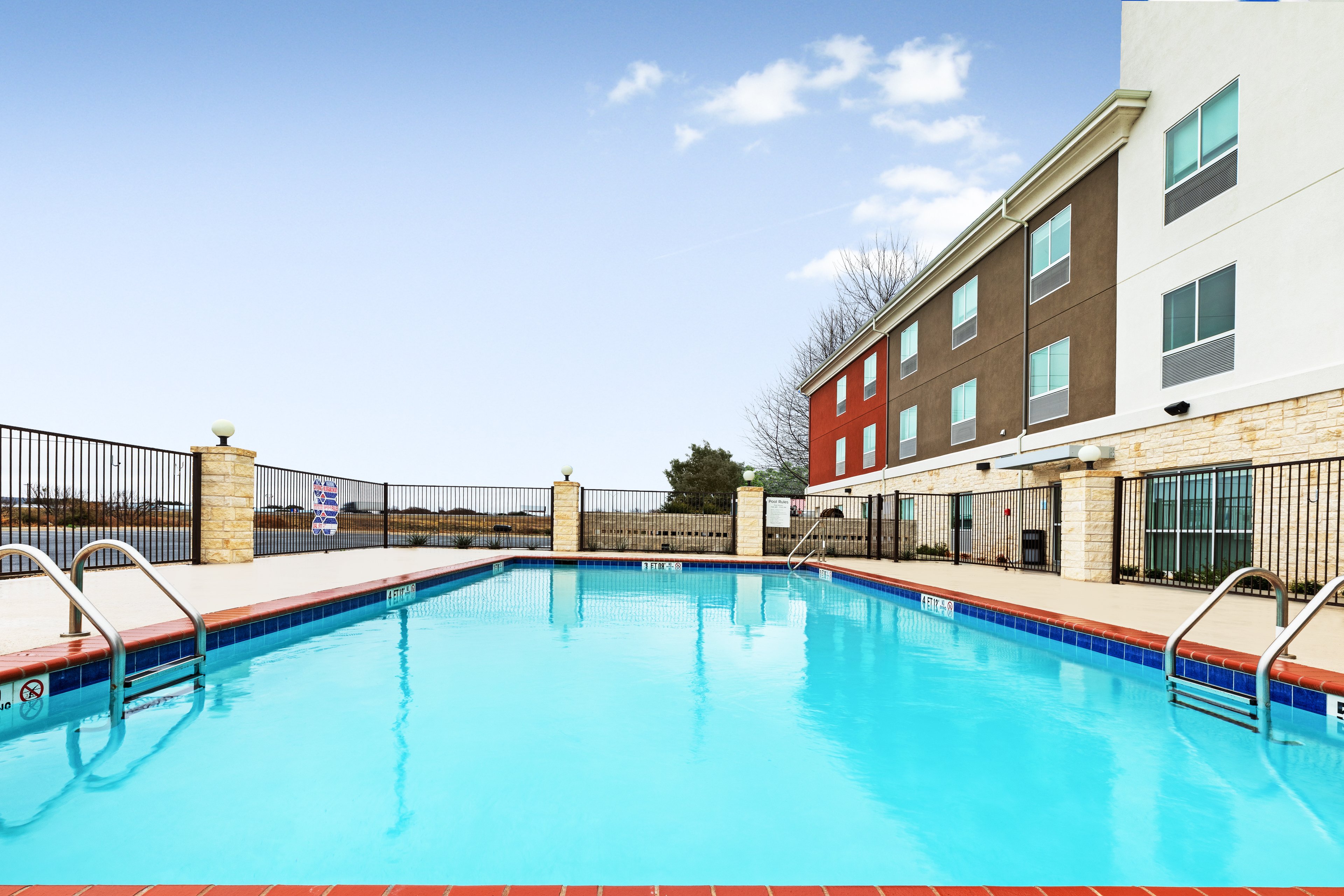 Holiday Inn Express And Suites Junction 16/20