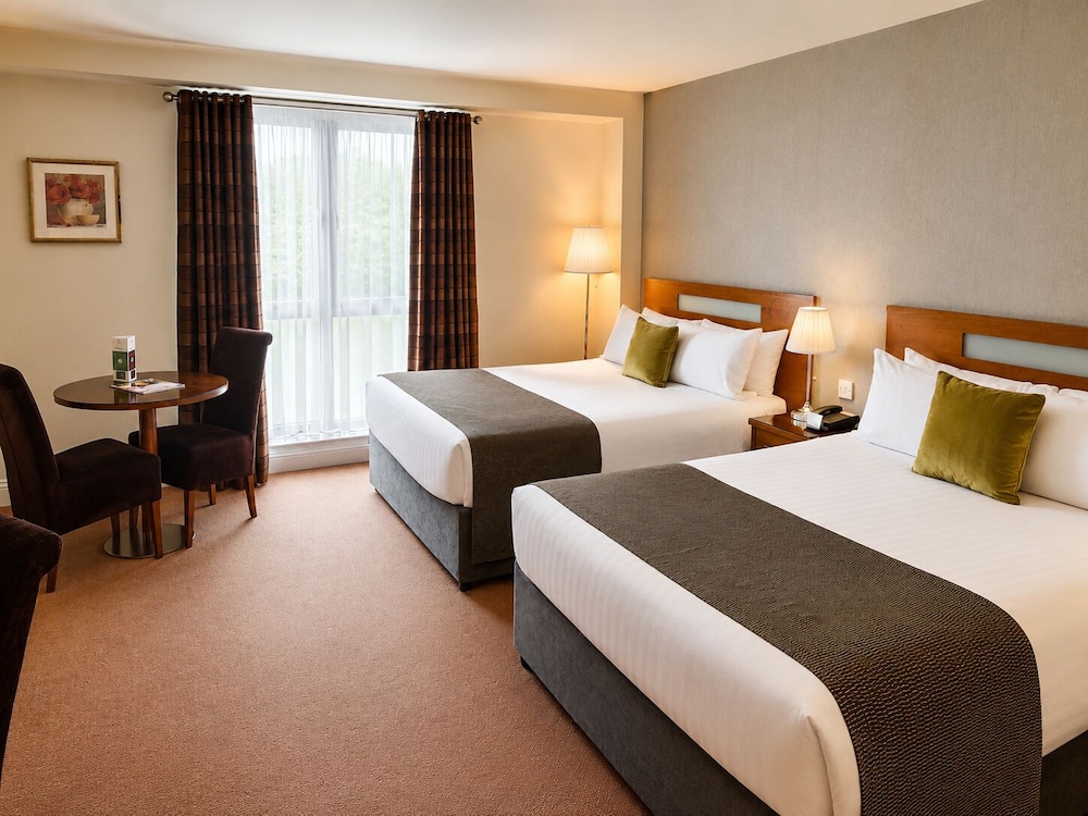 Raheen Woods Hotel 9/70