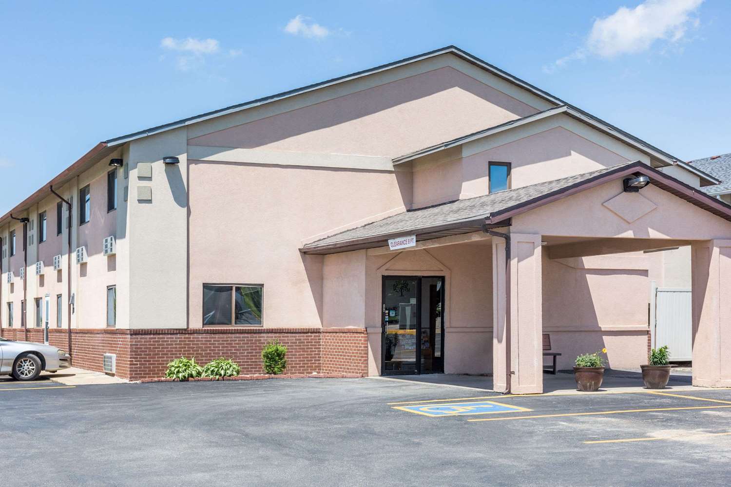 Super 8 by Wyndham Osceola IA 4/6