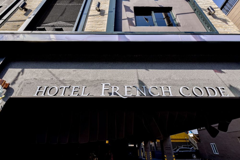 French Code Hotel 46/63
