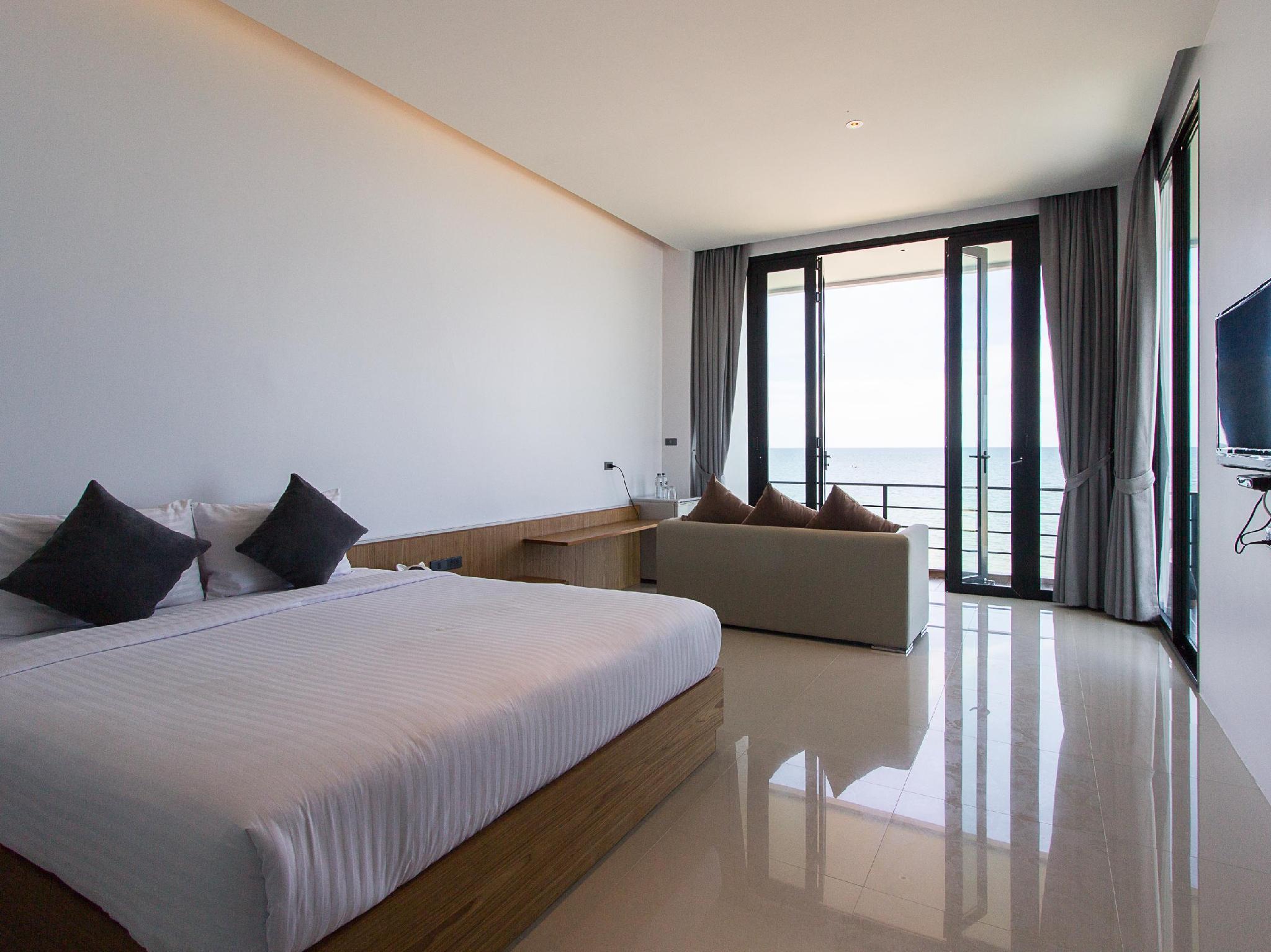 3 Bedrooms, Beach Front