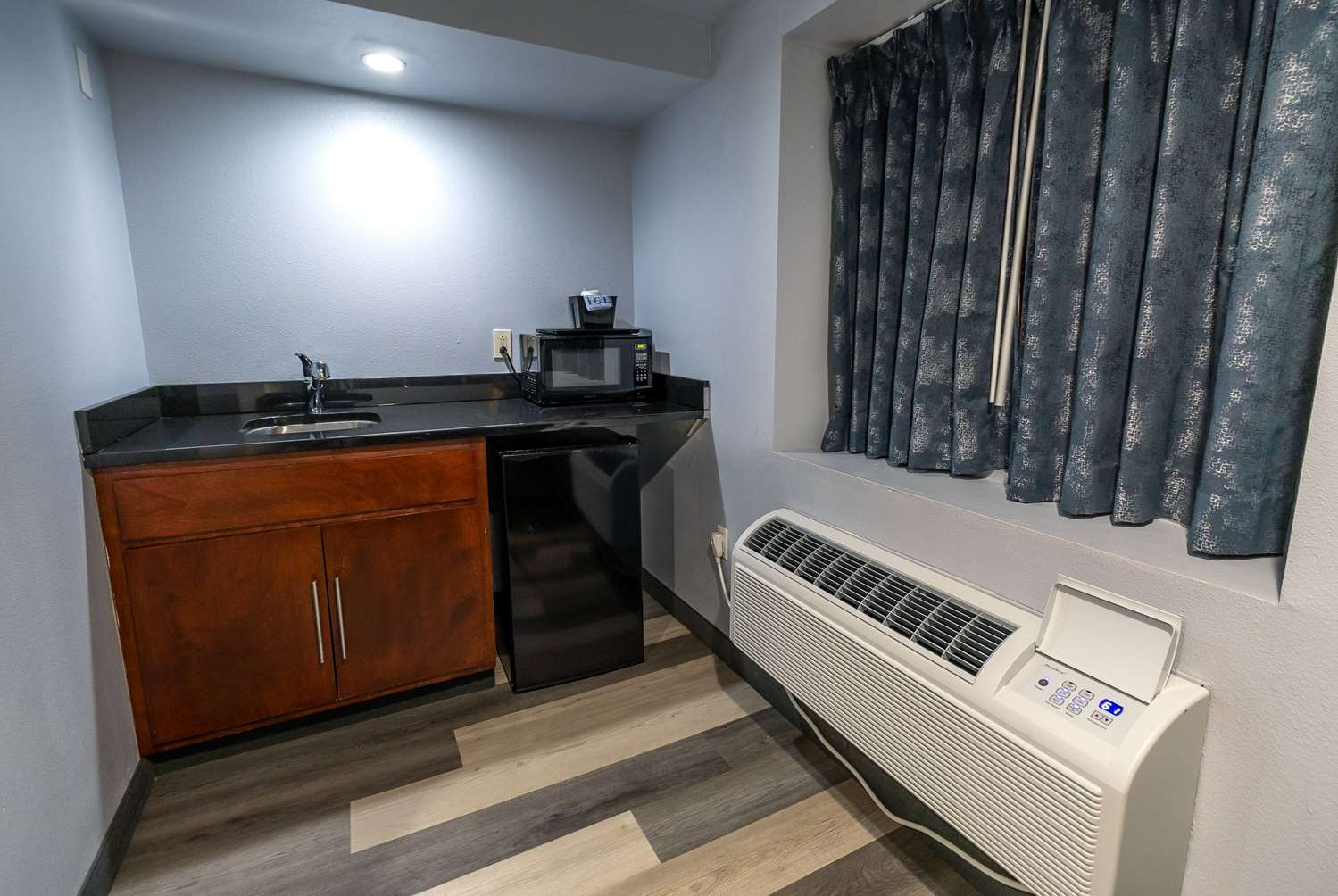 Days Inn Suites By Wyndham Milwaukee 27/40
