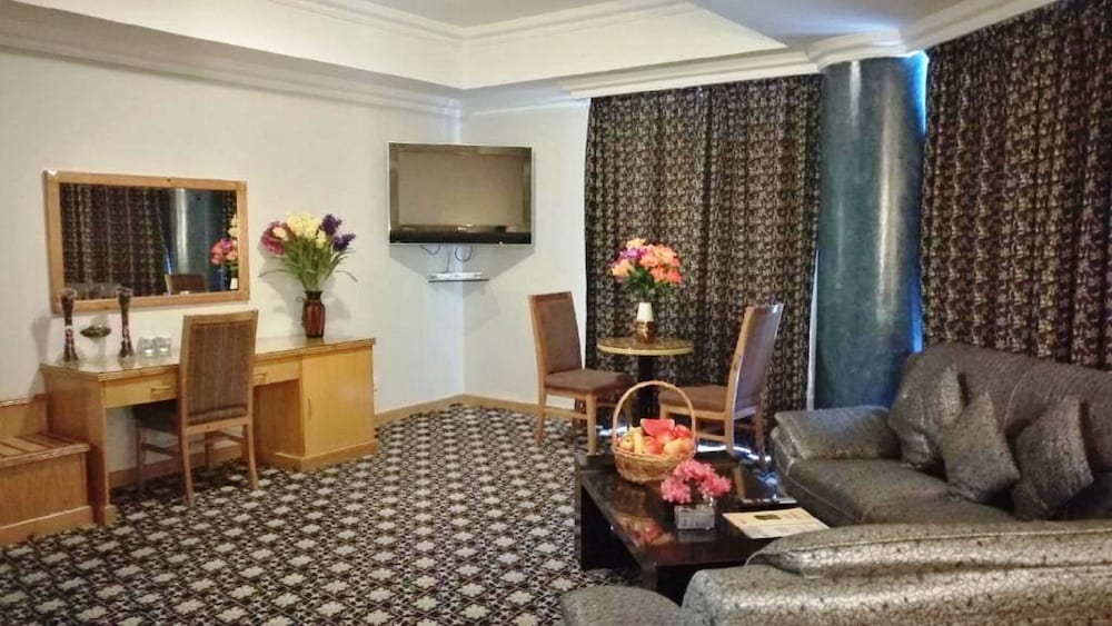 Phoenicia Tower Hotel 47/67