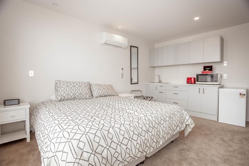 SUPERIOR, STUDIO, KITCHENETTE