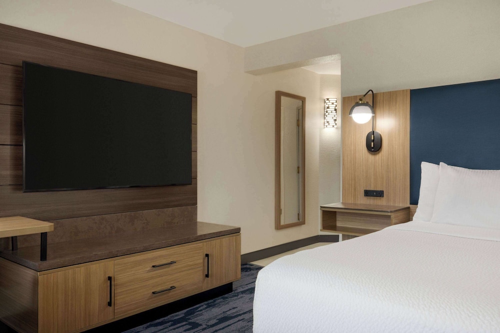 Suite, King Bed, Pool View