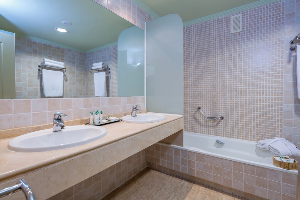 Suite, Twin Beds, Partial Sea View