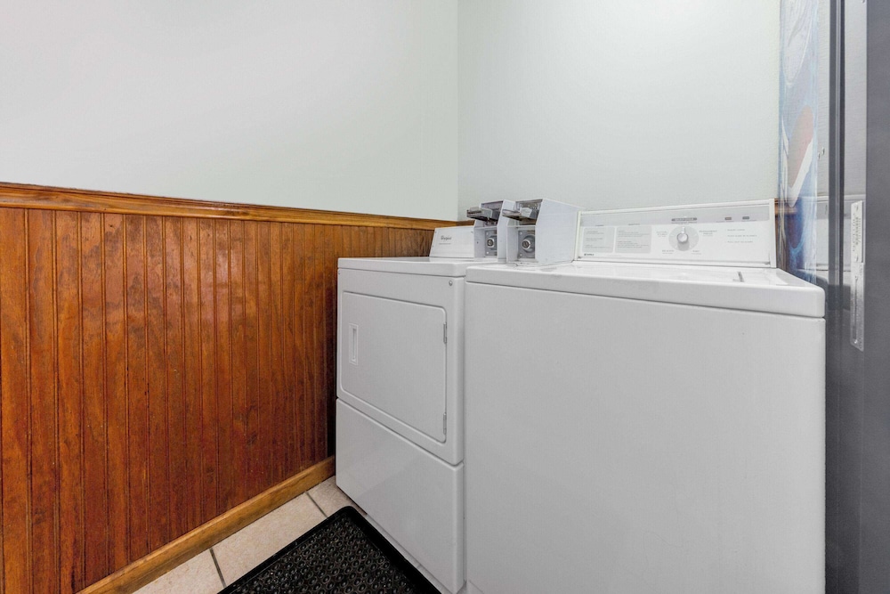 Super 8 By Wyndham Kansas City At Barry Road/Airport 9/37