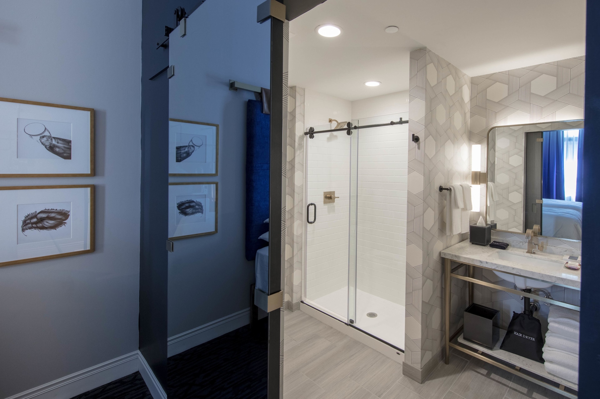 غرفة بسريرين كوين مع سرير سحّاب إضافي، Hotel Trundle 3/3