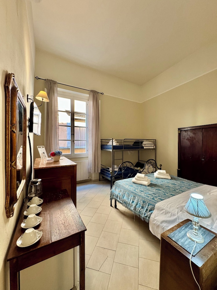 ROOM, QUADRUPLE