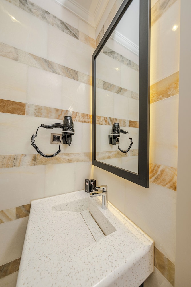 MQ Hotel Suites 60/60