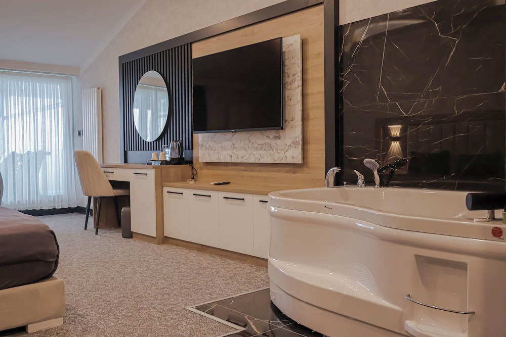 HOME PLUS Hotel & SEYHLI 34/42