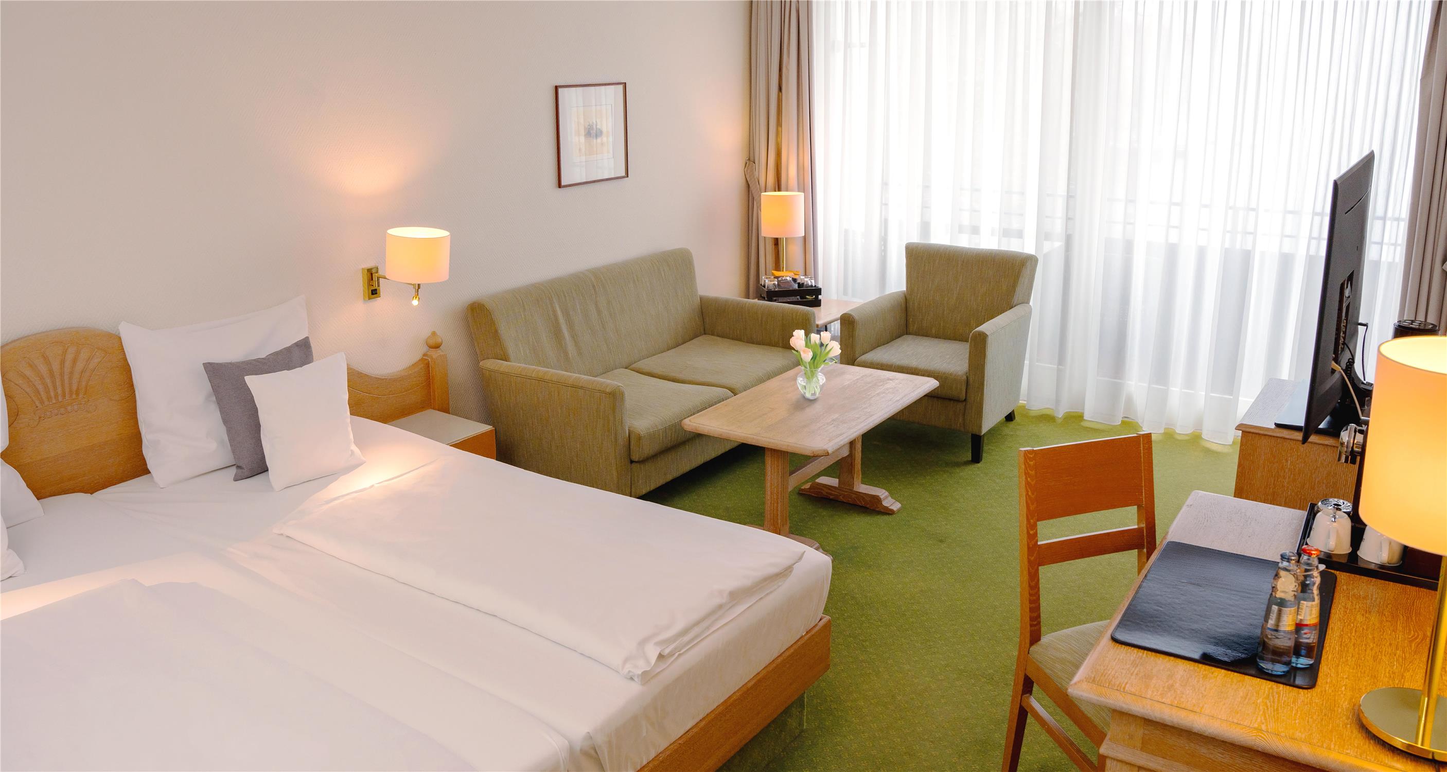 غرفة بسرير مزدوج بإطلالة على البحيرة بشرفة بحوض استحمام