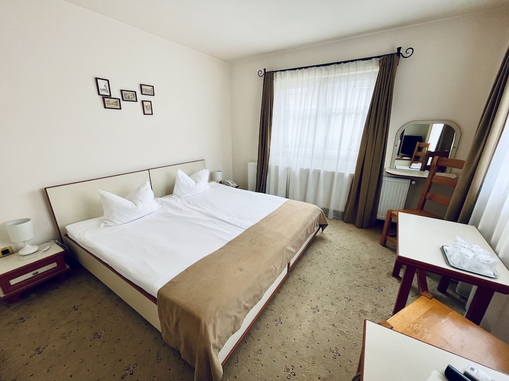 ROOM, DOUBLE OR TWIN BED