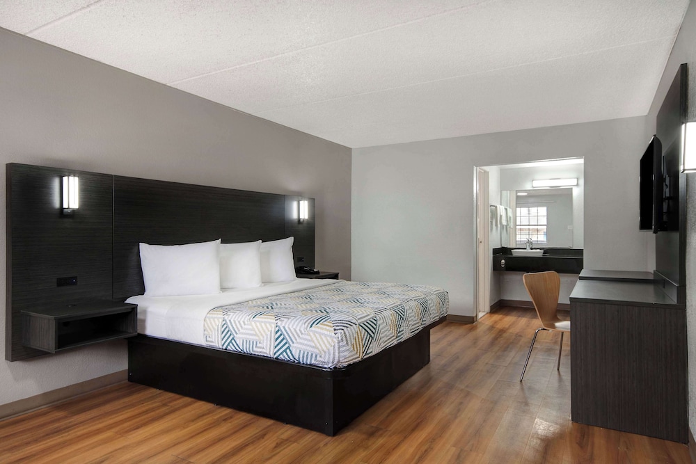 STANDARD, QUEEN BED