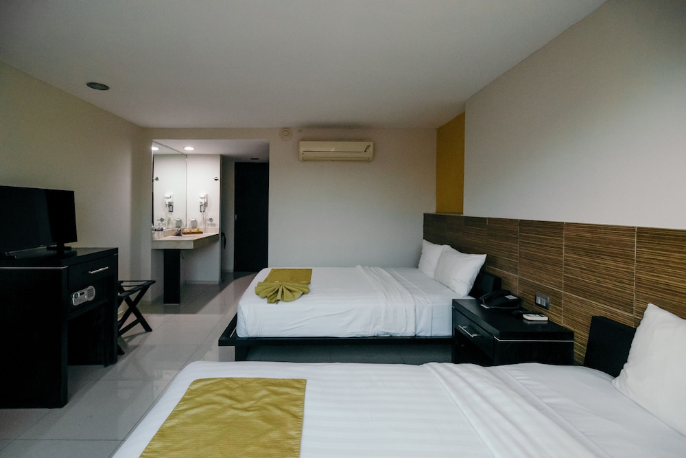 DELUXE, 2 DOUBLE BEDS