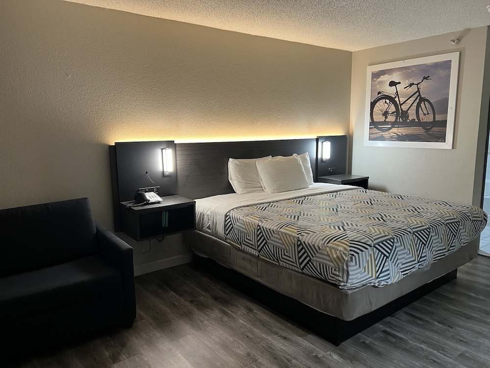 DELUXE, KING BED