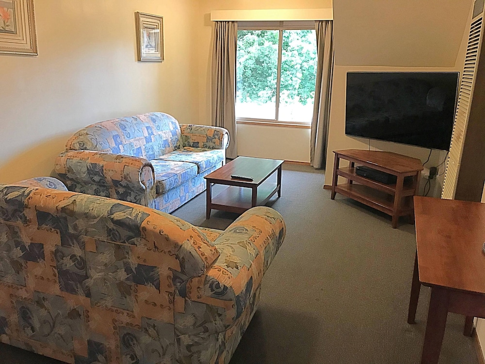 Aat 28 Goldsmith Motel 28/37