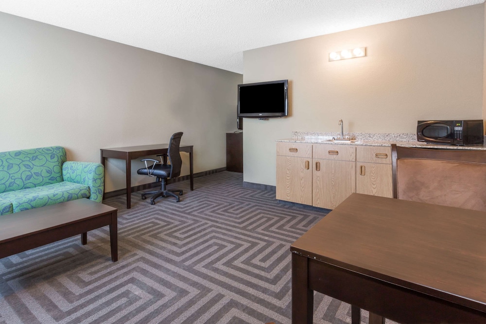 Super 8 by Wyndham LaGrande 30/36