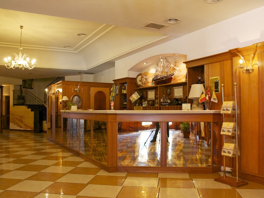 BUSINESS HOTEL 3/35