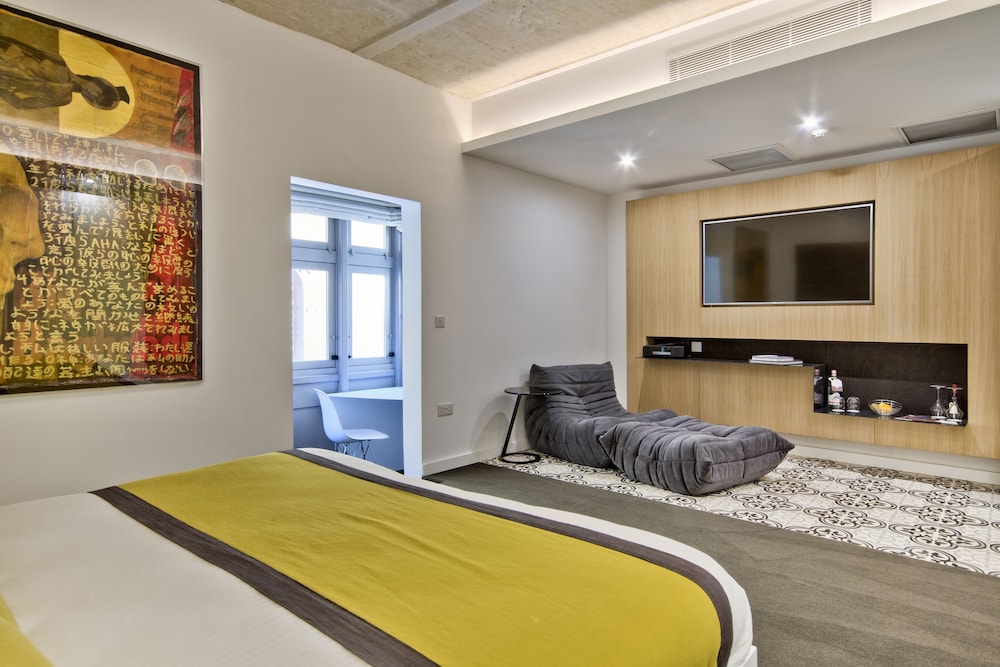 SUPERIOR, QUEEN BED, CITY VIEW