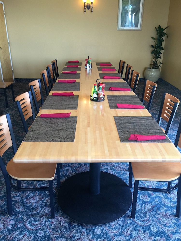 River Lodge And Grill 59/65
