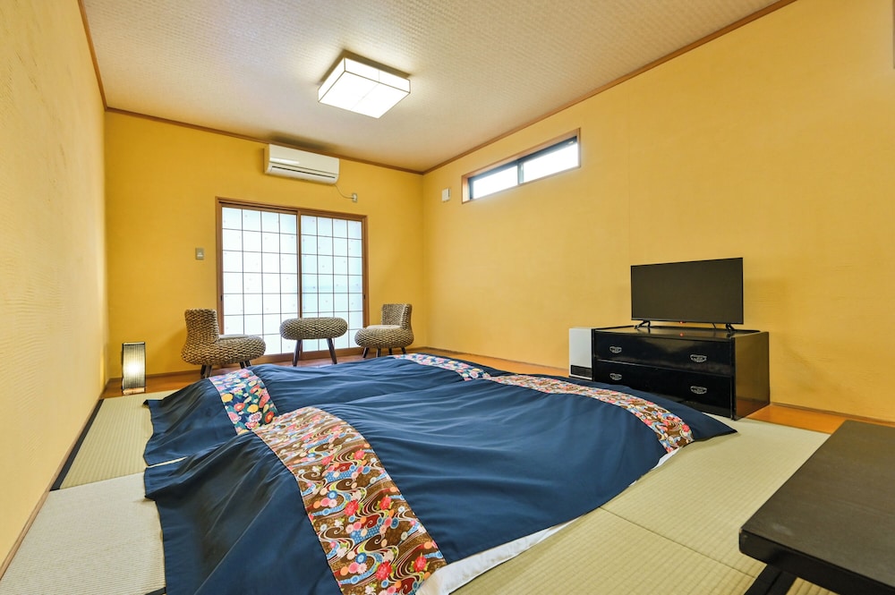 Japanese, 4 Futon Beds, Outdoor Bath