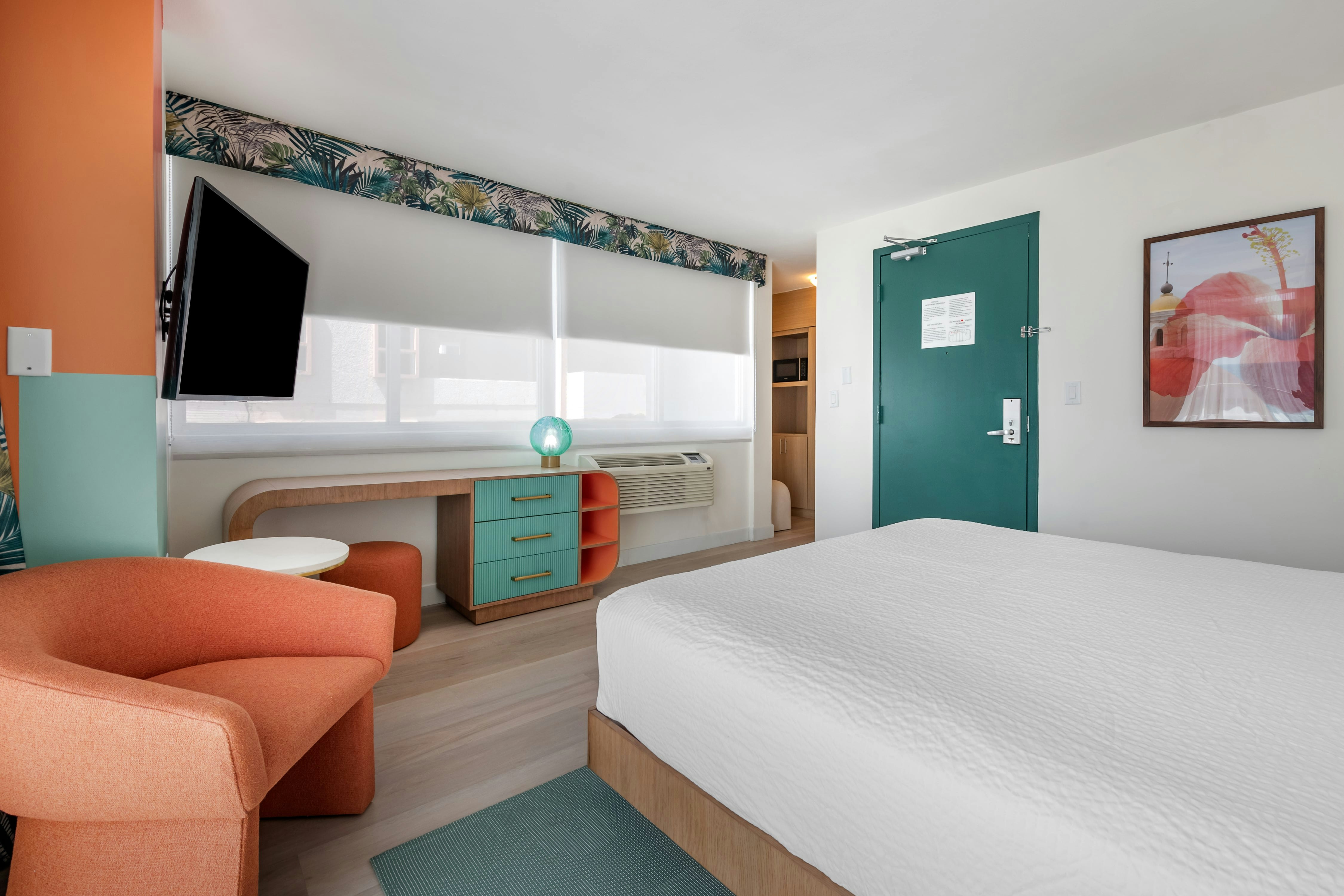 GREEN, TOWER, KING BED