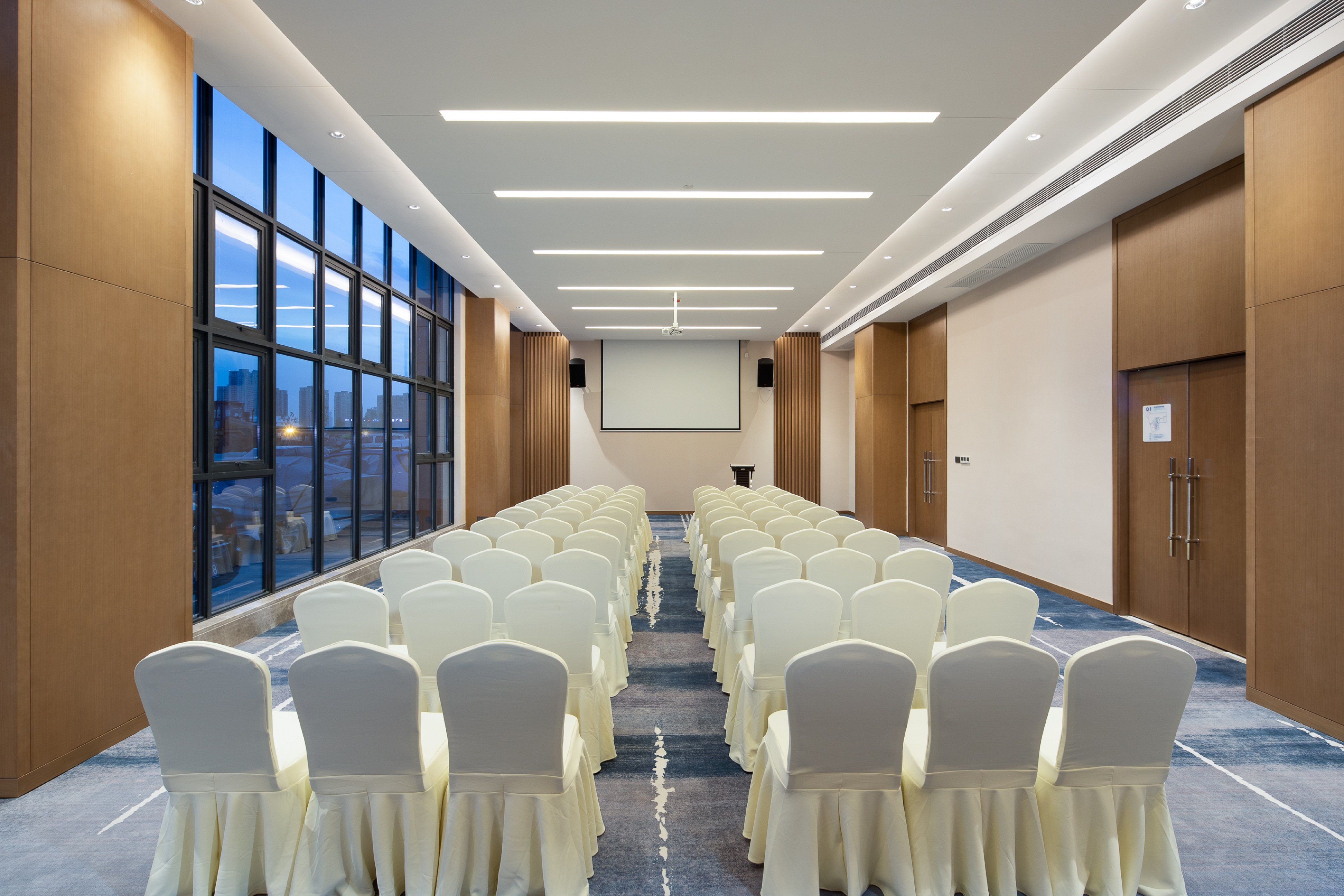 Holiday Inn Express Chengdu Longquanyi North 40/48
