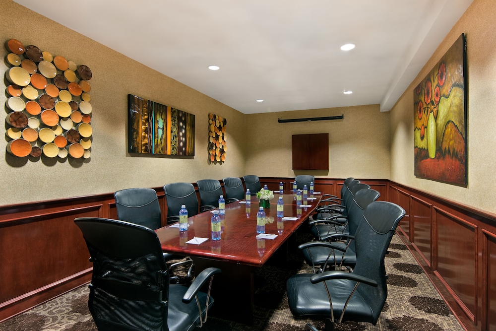 Oxford Suites Spokane Valley 55/64