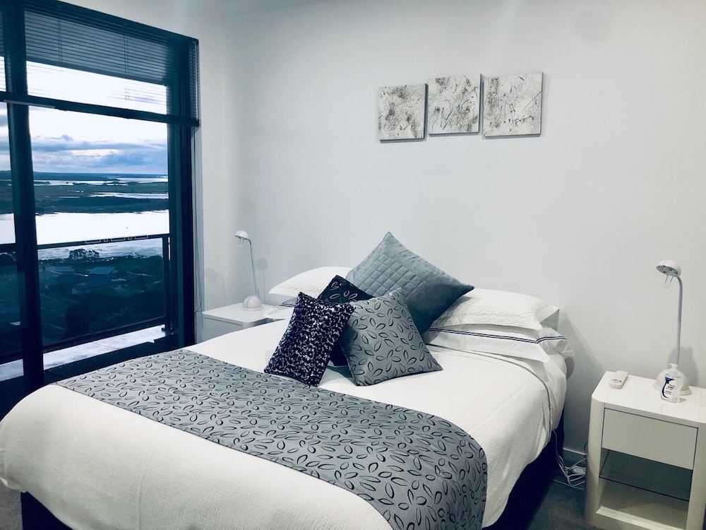 SHEER PLEASURE ACCOMMODATION 16/50