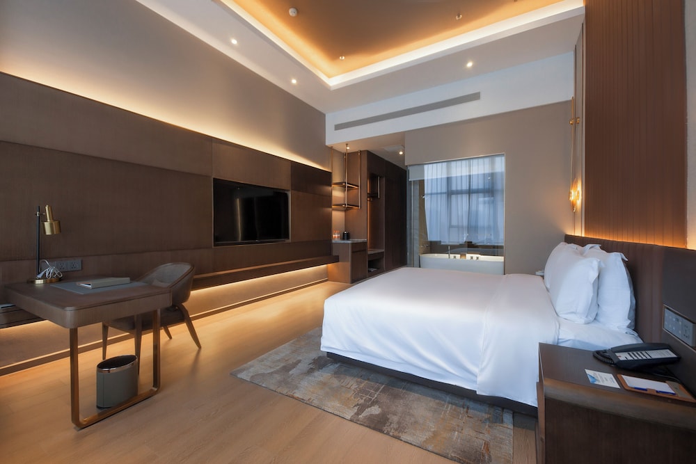 EXECUTIVE, KING BED