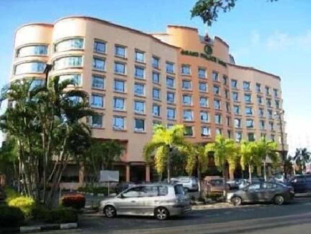 Grand Palace Hotel 37/39