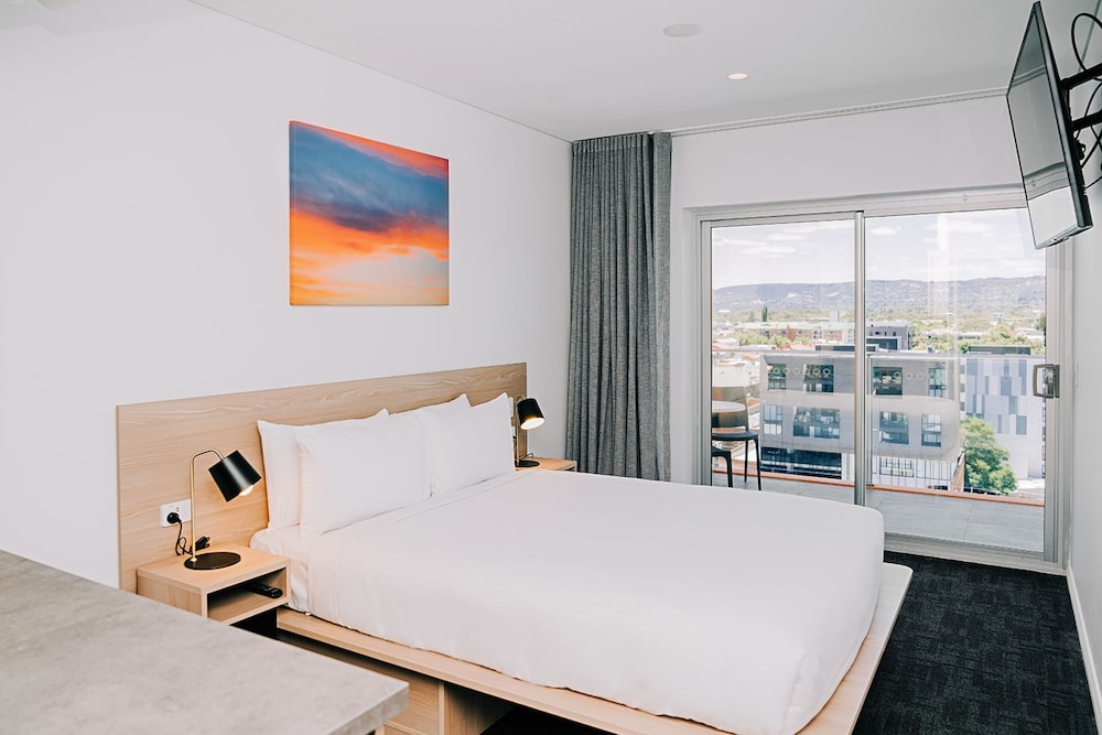 STANDARD, QUEEN BED, NO CLEANING SERVICES, BALCONY