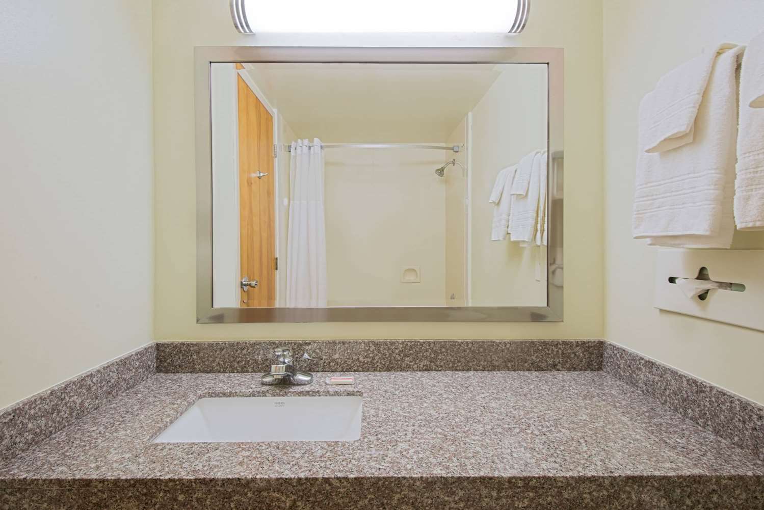 Studio6 Suites Fremont, OH 21/22