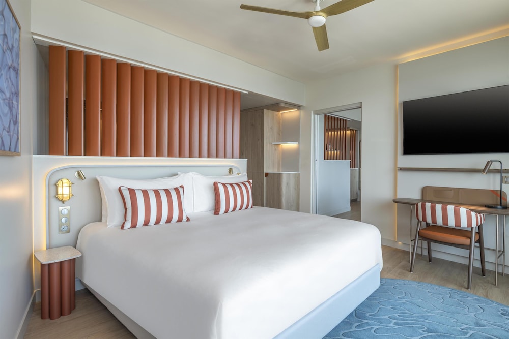 Marina Bay, Suite, King Bed, Sea View