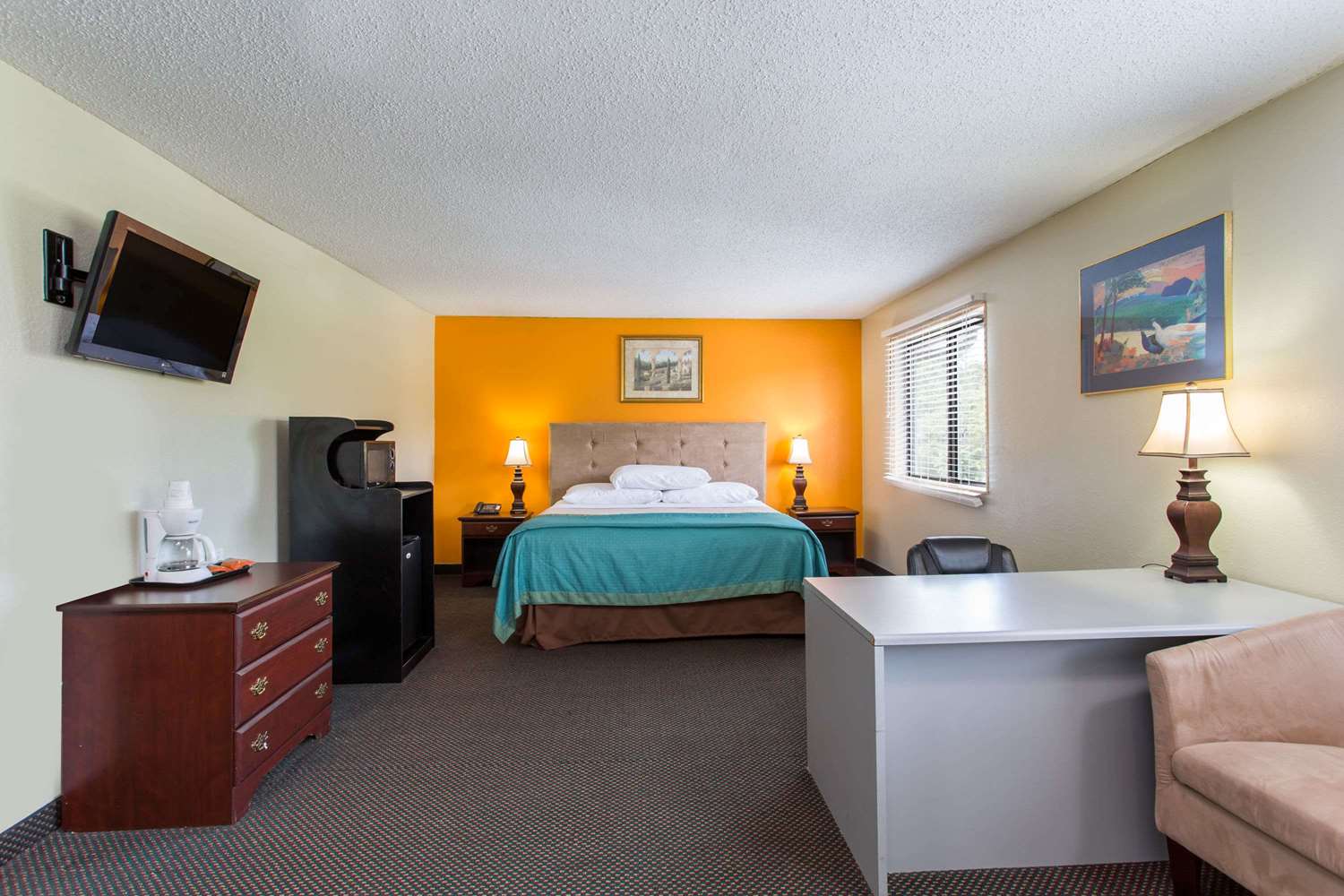Super 8 By Wyndham Greensboro/Coliseum/Conv. 6/19