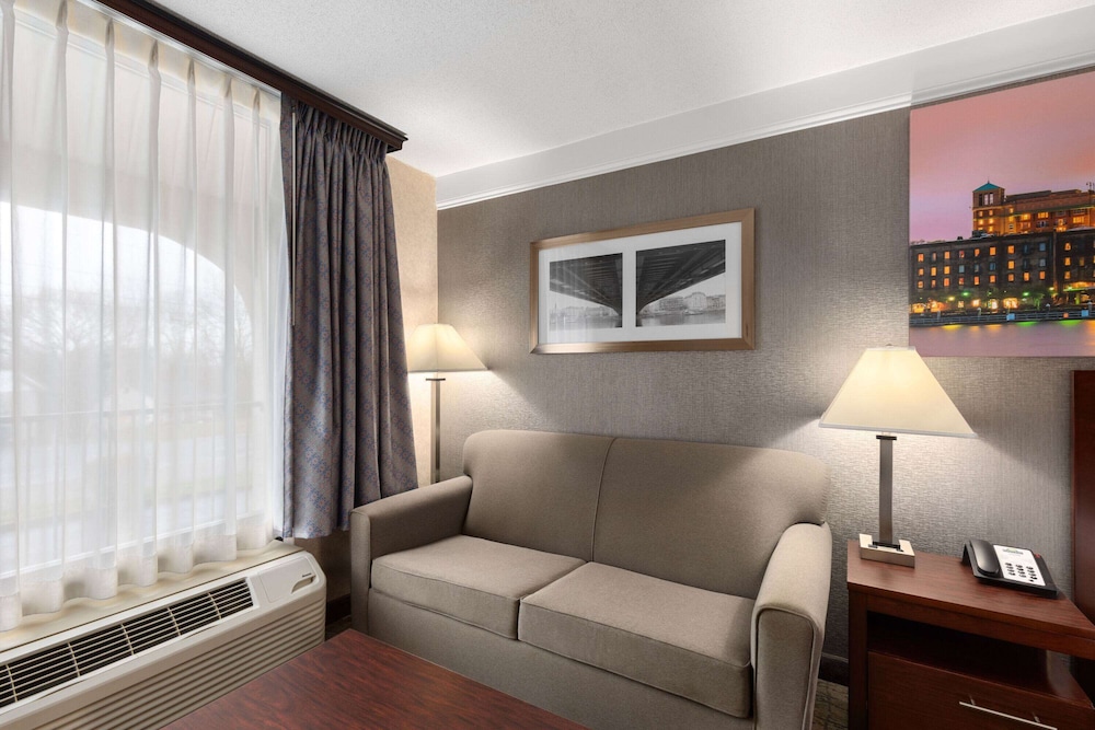 Days Inn by Wyndham Columbia Kentucky 35/52