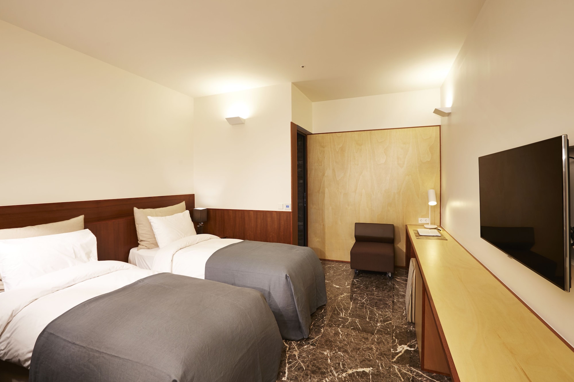 DELUXE, TWIN BEDS