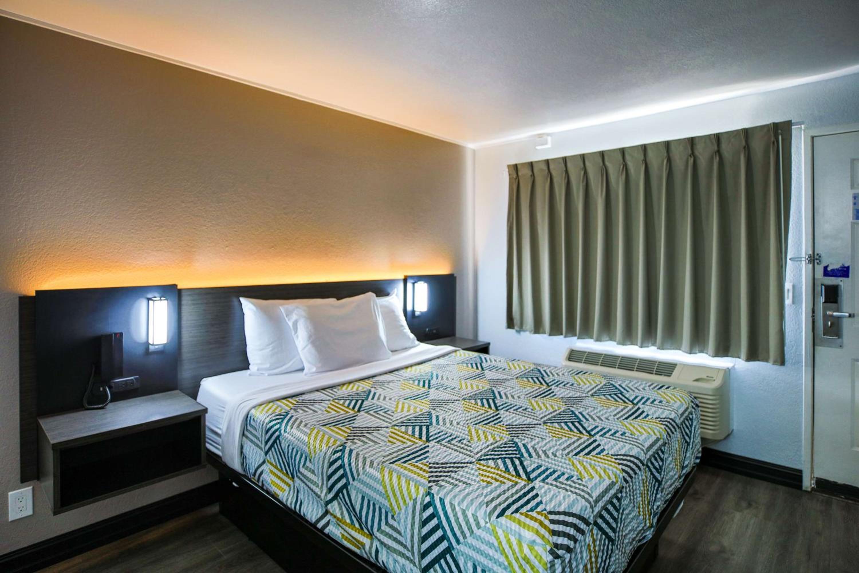 ROOM, QUEEN BED, ACCESSIBLE