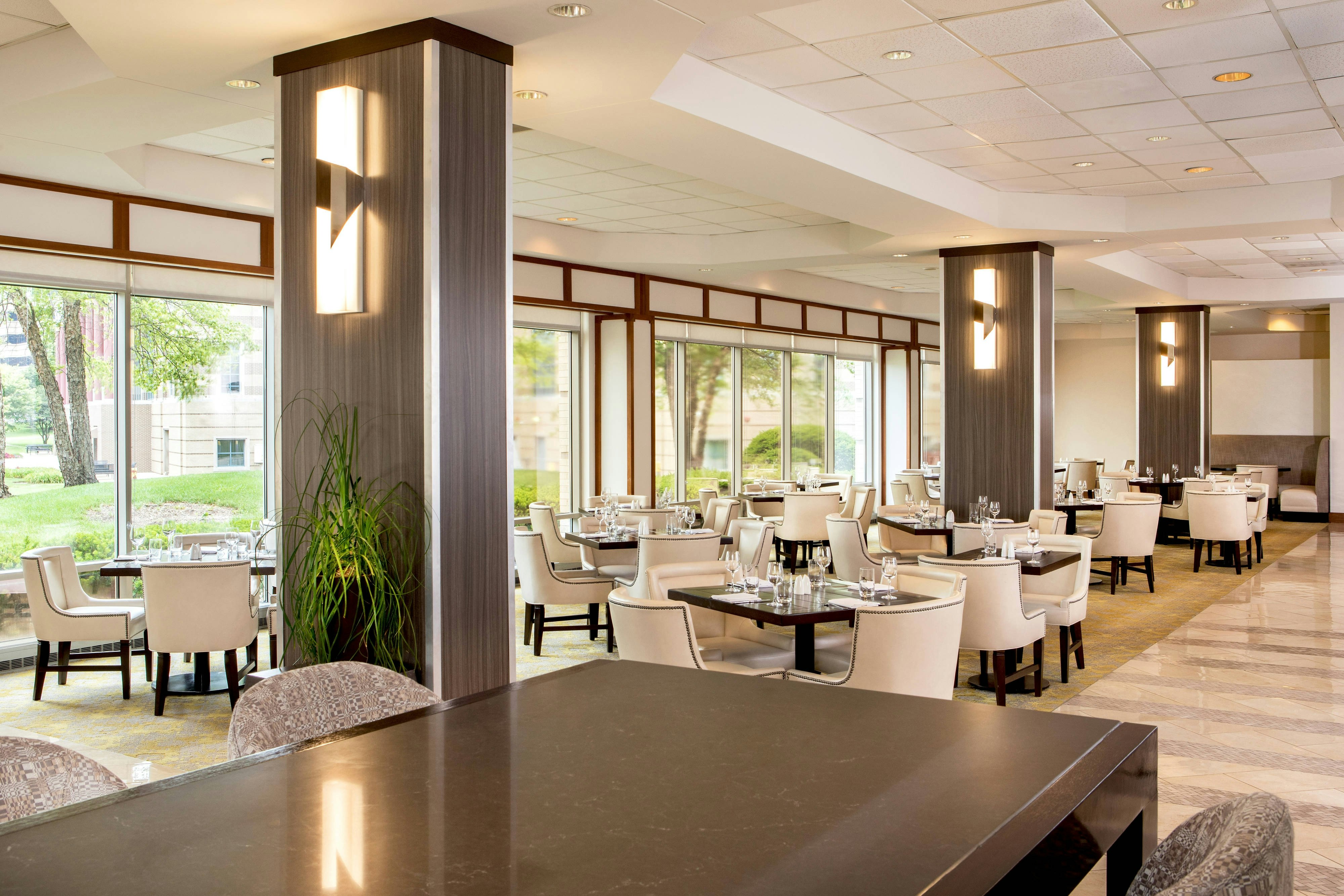 Sheraton Suites Chicago Elk Grove 4/10