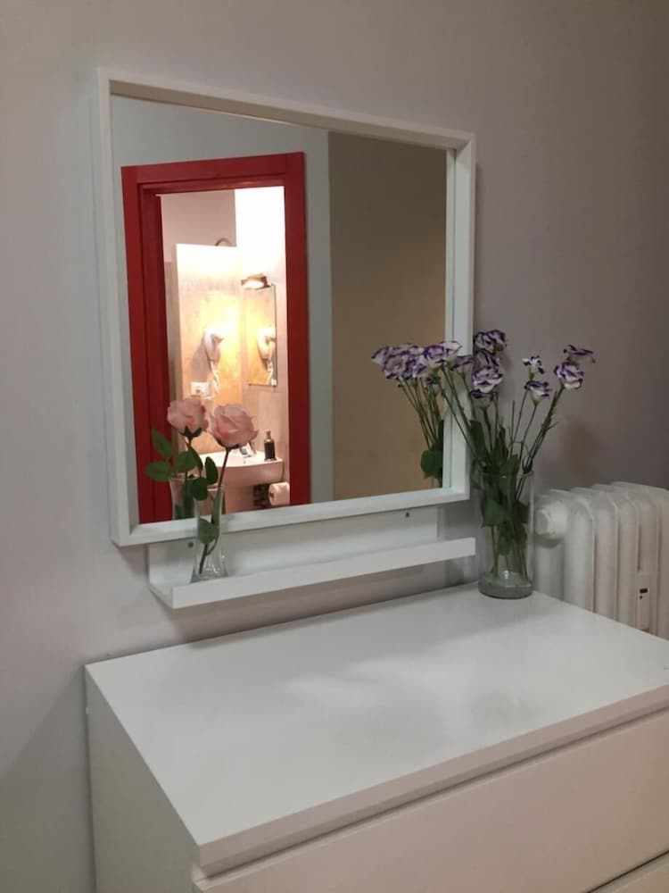 Roma Art Rooms 2/25