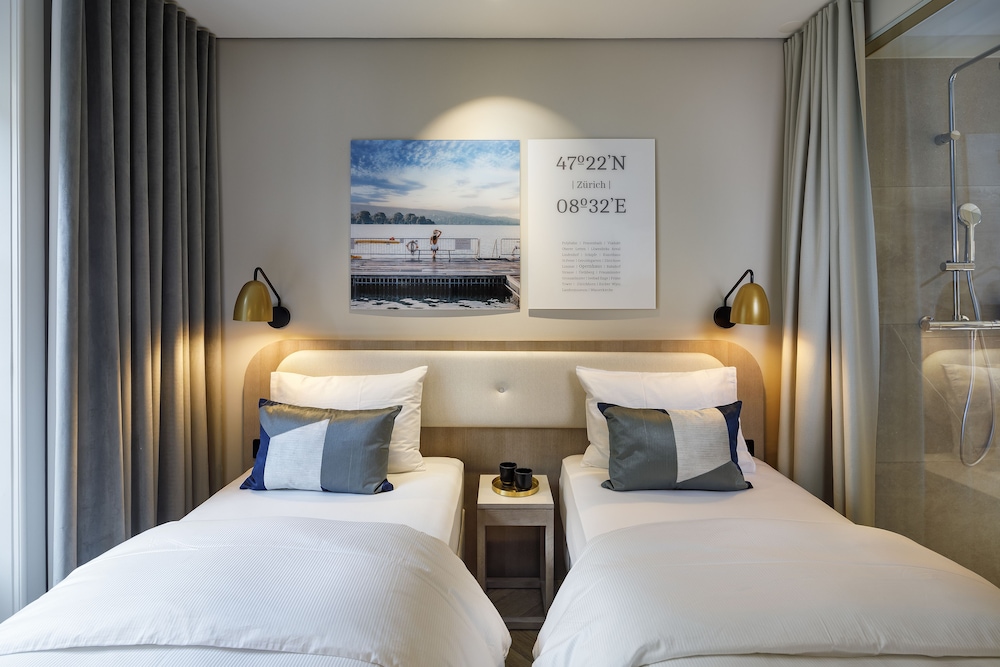 ROOM, TWIN BEDS