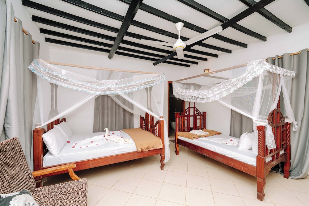 2 Bedrooms, Family, Bungalow, 2 Double and Twin Beds, Garden View