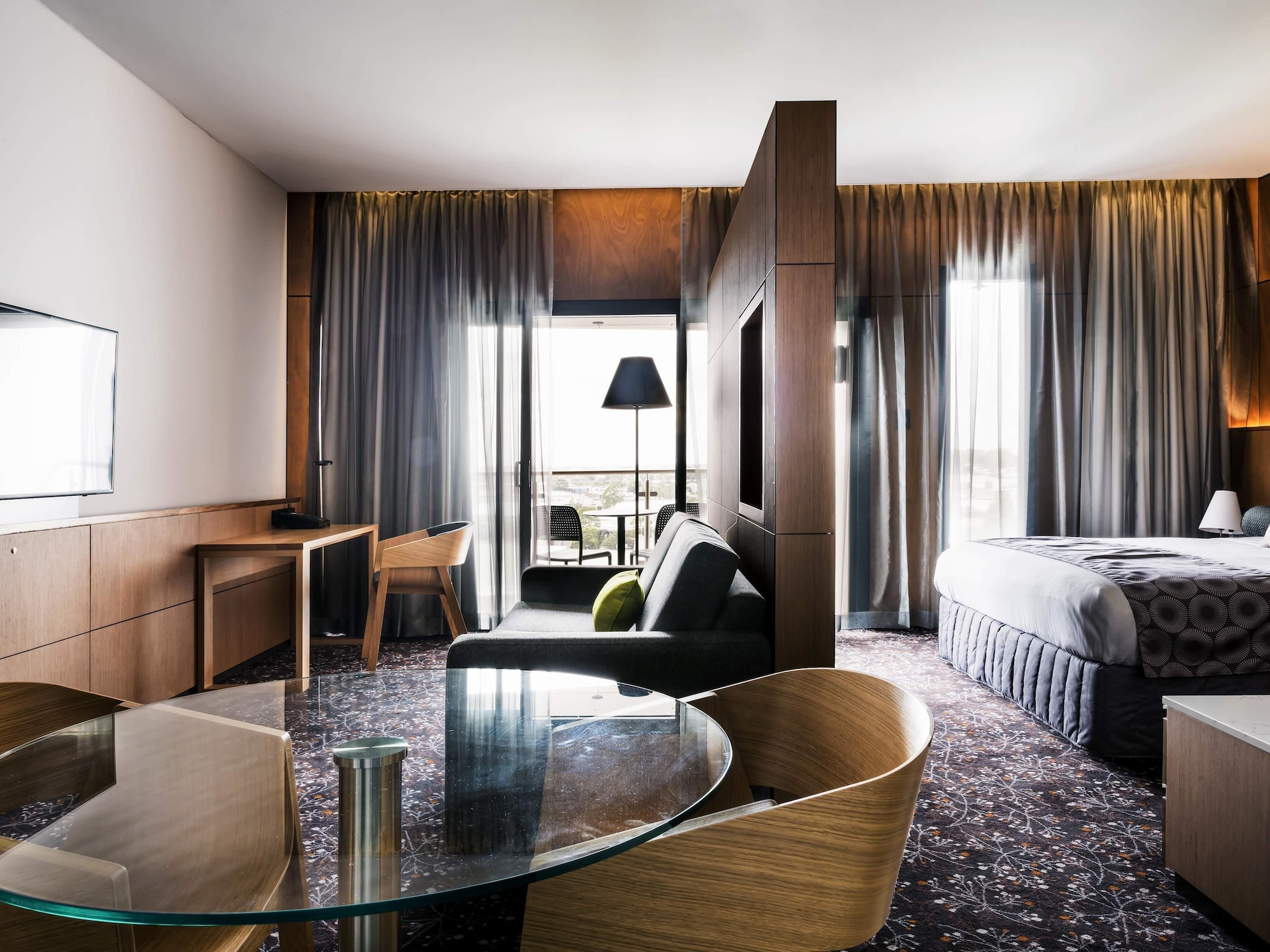 Executive Suite with 1 kingsize bed and 1 sofa