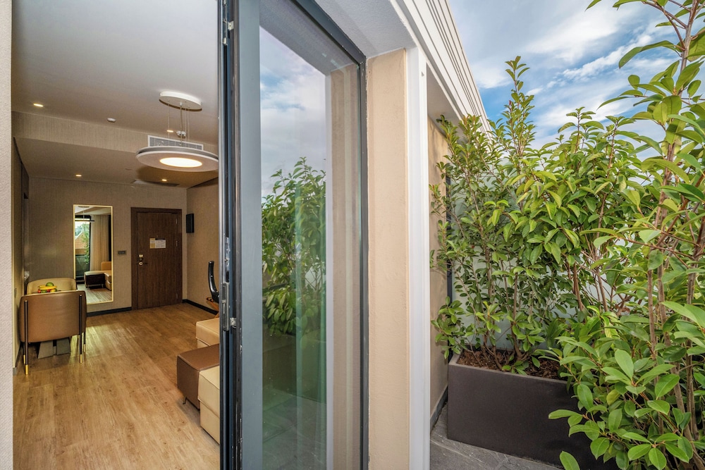 Rayelin Hotel Old Town 30/50