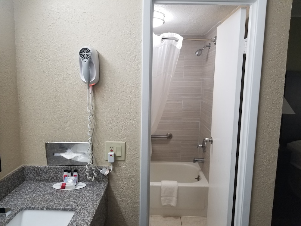 Baymont by Wyndham Lake City I-75 11/30